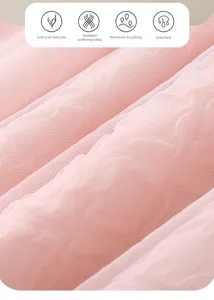 Makroaufnahme von hautfreundlichem rosa Netzstoff mit weicher Textur und gekämmter Faser