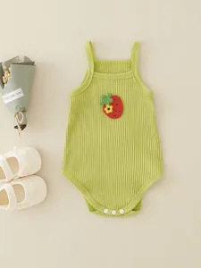 Baby-Body in Avocadogrün aus Rippbaumwolle mit Häbe Erdbeere Aufnäher und Trägern