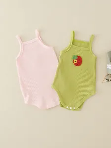 Süße Baby-Bodys aus Baumwollripp in Pink und Grün mit Erdbeerstickerei für Neugeborene