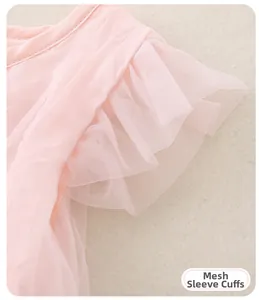 Detailansicht der geschichteten rosa Tüllmanschetten an einem Mädchen Sommerkleid