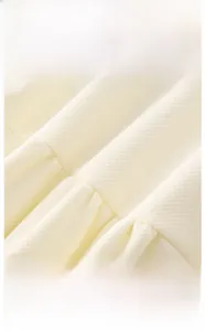 Détail macro du tissu en coton gaufré jaune respirant de classe A pour bébés