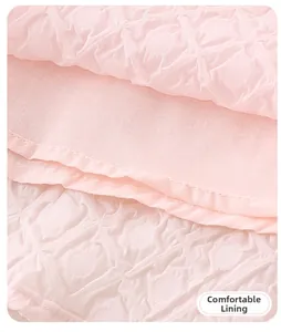 Nahaufnahme der Textur und des weichen rosa Innenfutters beim Mädchen Herz Prinzessin Kleid
