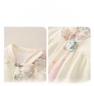 Détails d'un barboteuse bébé style chinois avec broderie florale et boutons traditionnels
