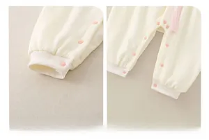 Détails du barboteuse bébé en coton gaufré avec poignets côtelés et boutons-pression pratiques