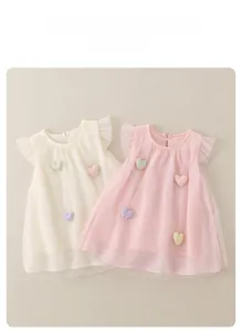 Detail von rosa und cremefarbenen Babykleidern mit 3D-Herzen und Mesh-Rüschenärmeln