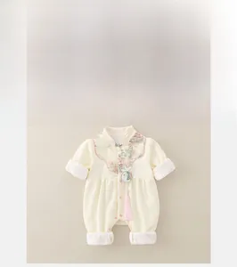 Détail de la barboteuse pour bébé avec bouton chinois traditionnel et pompon rose