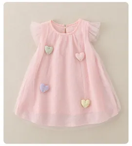 Detail der rosa Baby-Netzkleid mit 3D-Baumwollherzen und Rüschenärmeln für Mädchen