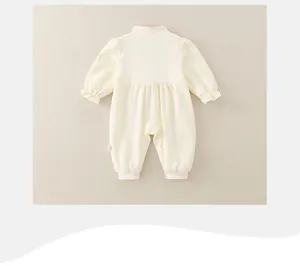 Détail du dos d'une grenouillère pour bébé en coton beige avec poignets et ourlets côtelés