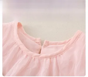 Detail des hellrosa Babykleid-Kragens mit plissiertem Netzgewebe und sauberer Naht