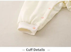 Vue détaillée du barboteuse bébé en coton nid d'abeille avec poignets côtelés et boutons