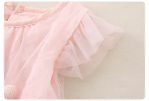 Detail eines rosa Tüll-Oberteils für Mädchen mit Rüschenärmeln und Rundhalsausschnitt