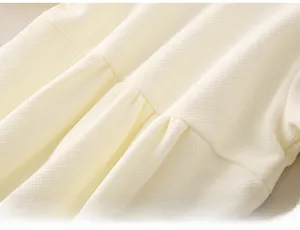 Gros plan du tissu en coton gaufré doux pour barboteuse de bébé avec coutures détaillées