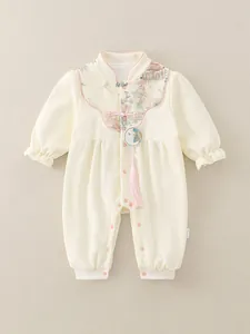 Barboteuse bébé style chinois en coton beige avec boutons traditionnels et franges