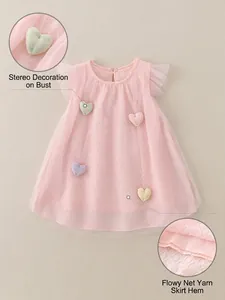 Ärmelloses Tüllkleid für Mädchen in Rosa mit bunten 3D-Herzen und Rüschenärmeln