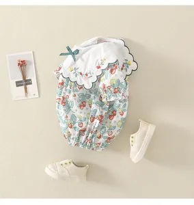 Baby-Body mit Erdbeermuster, Wellenkragen und passenden Leinenschuhen für Kleinkinder