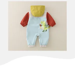Rückansicht des Baby-Kapuzen-Einteilers mit Dino-Print und winddichten elastischen Bündchen
