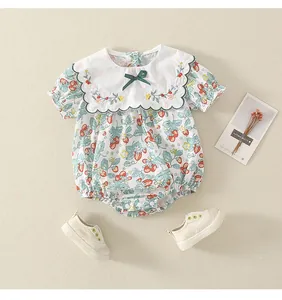 Detail eines Baby-Bodys aus Baumwolle mit Erdbeerdruck und besticktem Kragen