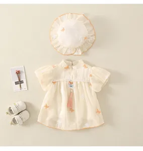 Dettaglio della tutina neonata stile cinese con ricamo a farfalla e cappello da sole