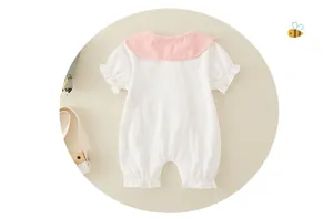Detailansicht Baby-Strampler aus Baumwolle mit rosa Peter-Pan-Kragen und Rüschensaum
