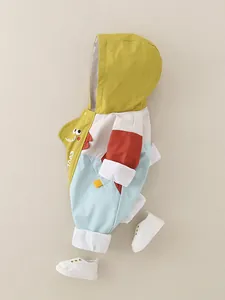 Winddichter Baby-Kapuzenoverall im Color-Block-Design mit 'COOL' Aufdruck und Schuhen