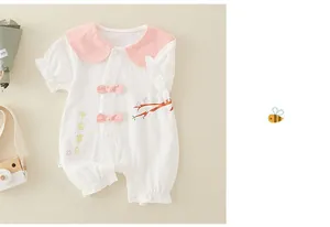 Detail eines Baby-Stramplers mit rosa Peter-Pan-Kragen und Pflaumenblütenmuster