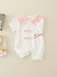 Kurzärmeliger Baby-Strampler aus Baumwolle mit rosa Peter-Pan-Kragen und Schleifen-Details