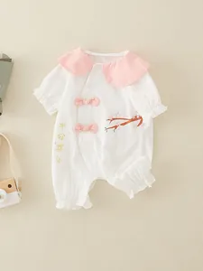 Weißer Baby-Strampler aus Baumwolle mit Peter-Pan-Kragen und rosa Schleifen für den Sommer
