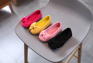 Vista dall'alto di ballerine per bambine con fiocco in quattro colori assortiti