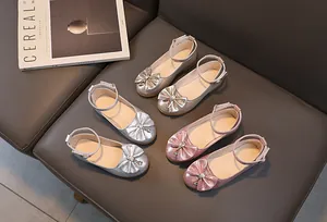 Dettaglio scarpe da principessa glitterate per bambina con strass e fiocchi in tre colori