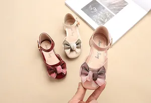 Dettaglio Mary Jane in vernice per bambina con fiocco in bordeaux, beige e rosa cipria