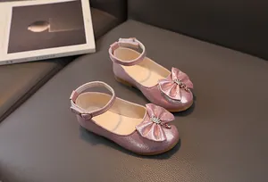 Dettaglio scarpe da principessa rosa con paillettes per bambine e fiocco con strass