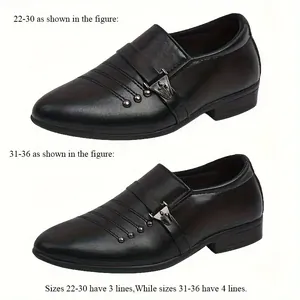 Dettaglio della fibbia in metallo e linee decorative su scarpe eleganti da bambino