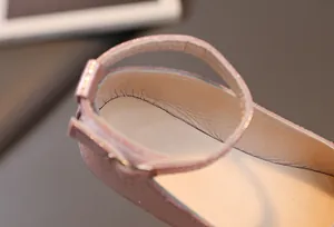 Dettaglio delle scarpe Mary Jane con glitter rosa che mostra fodera e cuciture del tallone