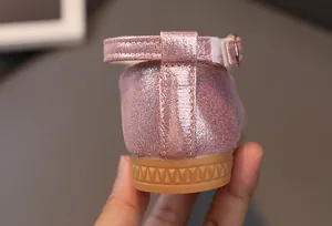 Dettaglio di scarpe da principessa rosa glitterate con suola in gomma antiscivolo