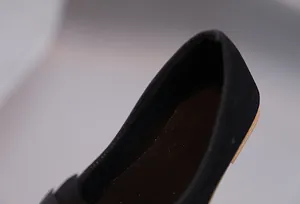 Dettaglio cuciture tallone e texture scamosciata scarpe nere da principessa bambina