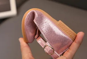 Dettaglio dell'alta flessibilità e della suola in gomma morbida delle scarpe rosa bimba