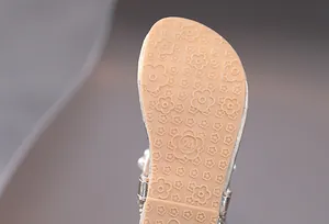 Detalle de suela antideslizante para sandalias de niña con diseño floral y talla 24
