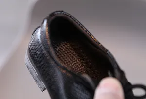 Nahaufnahme des atmungsaktiven Waben-Innenfutters und gepolsterte Ferse bei Jungen-Schuhen