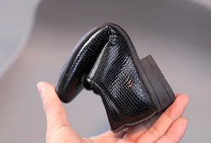 Details zur hohen Flexibilität und Schuppentextur der schwarzen Jungenschuhe aus Lackleder