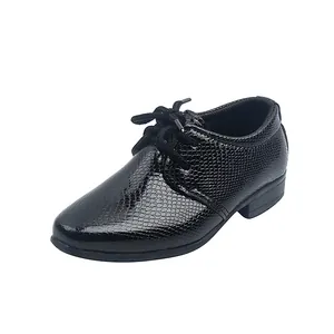 Detailansicht der schwarzen Halbschuhe für Jungen mit geprägtem Kunstleder und Schnürung