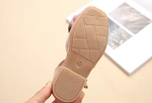 Dettaglio della suola antiscivolo della scarpa da principessa rosa per bambine