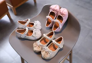 Détails de chaussures Mary Jane scintillantes avec nœuds en résille et brides de perles en couleurs