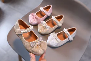 Détail des chaussures Mary Jane pour filles avec paillettes, nœud et bride en perles