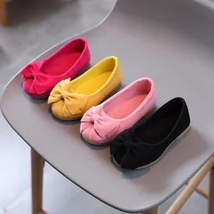 Mocassini da bambina in camoscio con fiocco in nero, rosa, giallo e magenta