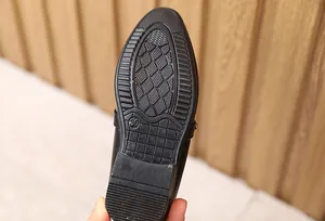 Dettaglio della suola in gomma antiscivolo per scarpe eleganti da bambino stile inglese