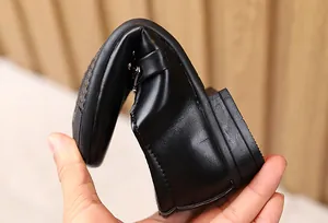 Dettaglio della tomaia in pelle nera flessibile e suola morbida che mostra flessibilità
