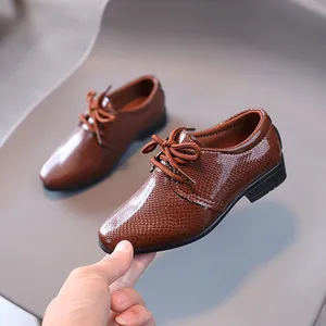 Braune Schnürschuhe für Jungen im britischen Stil mit strukturierter Schlangenoptik