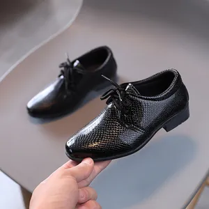 Formelle schwarze Jungen-Lacklederschuhe mit Schlangenmuster-Struktur und Schnürsenkeln