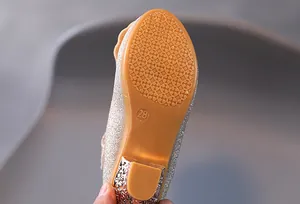 Dettaglio di scarpe dorate glitterate da bambina con suola in gomma antiscivolo taglia 28