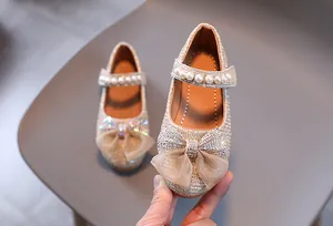 Détail de chaussures Mary Jane dorées pour filles avec strass et bride en perles